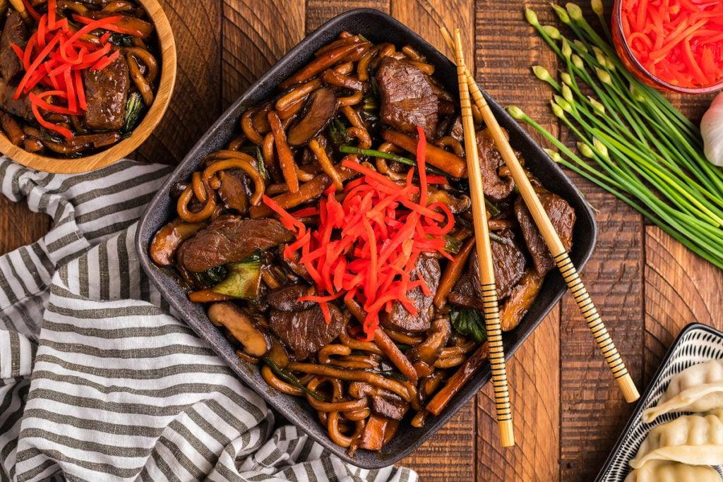29 Απλές και Φθηνές Φοιτητικές Συνταγές 3 Stir fry με νουντλς udon και μοσχάρι σε μπολ.