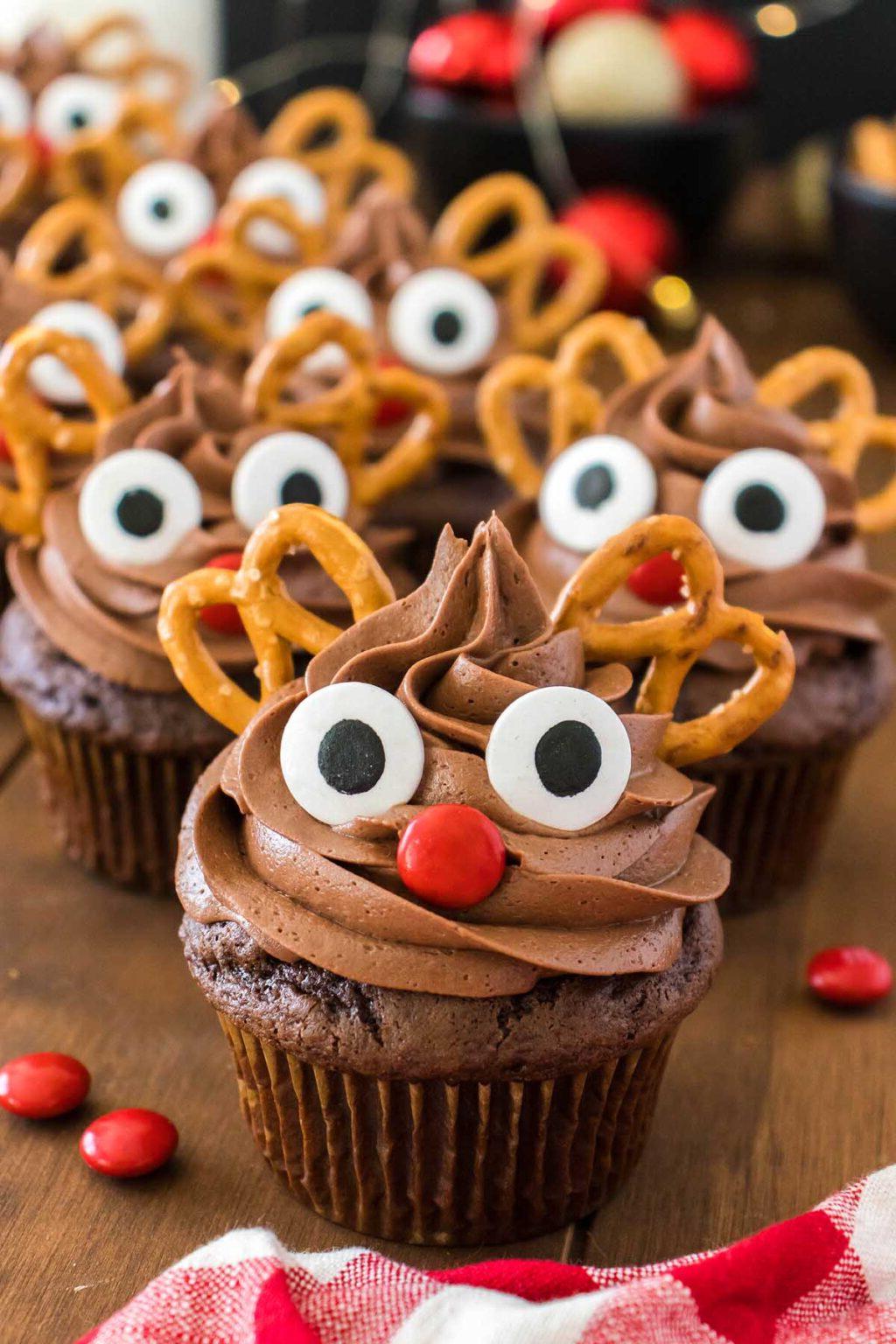 Εύκολα Καπκέικ Ταράνδου 3 Cupcakes Rudolf με πρέτσελ στην κορυφή.