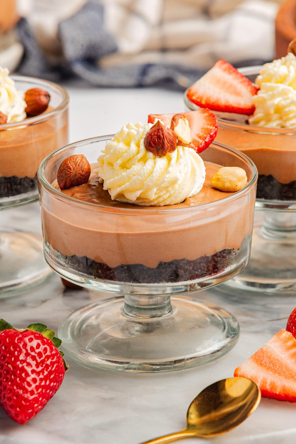 Νουτέλα Μους Κουπάκια 3 Δύο ποτηράκια μους Nutella από κοντά, δείχνοντας την κρεμώδη υφή