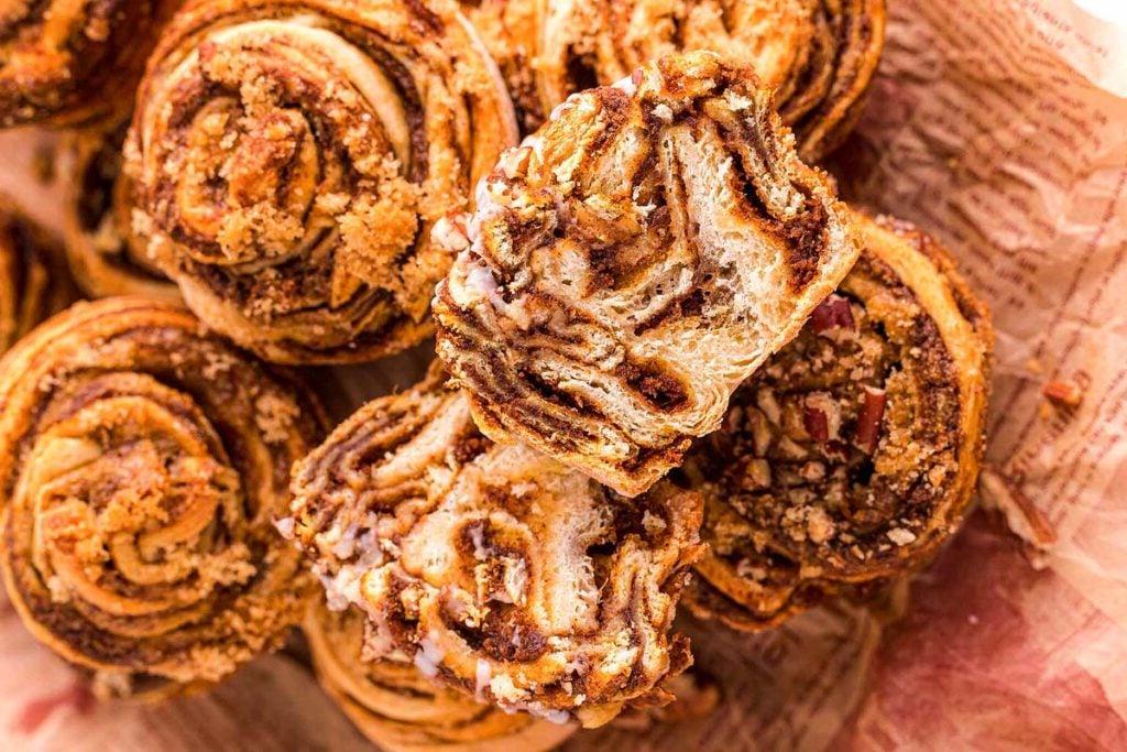 13 Νόστιμες Συνταγές για Ρολά Κανέλας Pillsbury που Πρέπει να Δοκιμάσετε Άμεσα 3 A stack of cinnamon roll muffins.