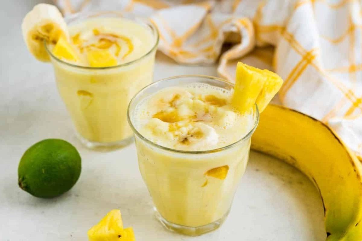 27 Εύκολες Συνταγές Smoothie για να Κάνουν την Ημέρα σας Καλύτερη 21 Δύο ποτήρια smoothie με μπανάνες, λάιμ και συνταγές pinwheel.