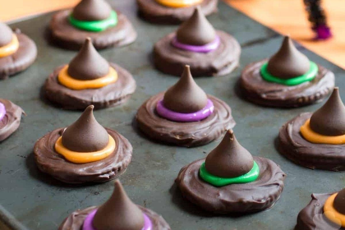 21 Λαχταριστές Συνταγές με σοκολάτα Hershey's Kiss 21 Μπισκότα σοκολάτας Hershey Kiss σε σχήμα καπέλου μάγισσας σε ταψί.