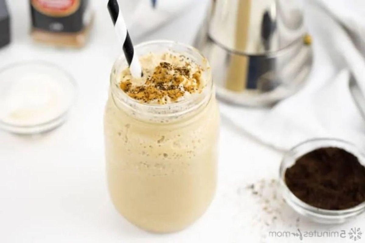 27 Εύκολες Συνταγές Smoothie για να Κάνουν την Ημέρα σας Καλύτερη 22 Ένας παγωμένος καφές σε βάζο γαρνιρισμένος με συνταγές pinwheel σε γκρανόλα.