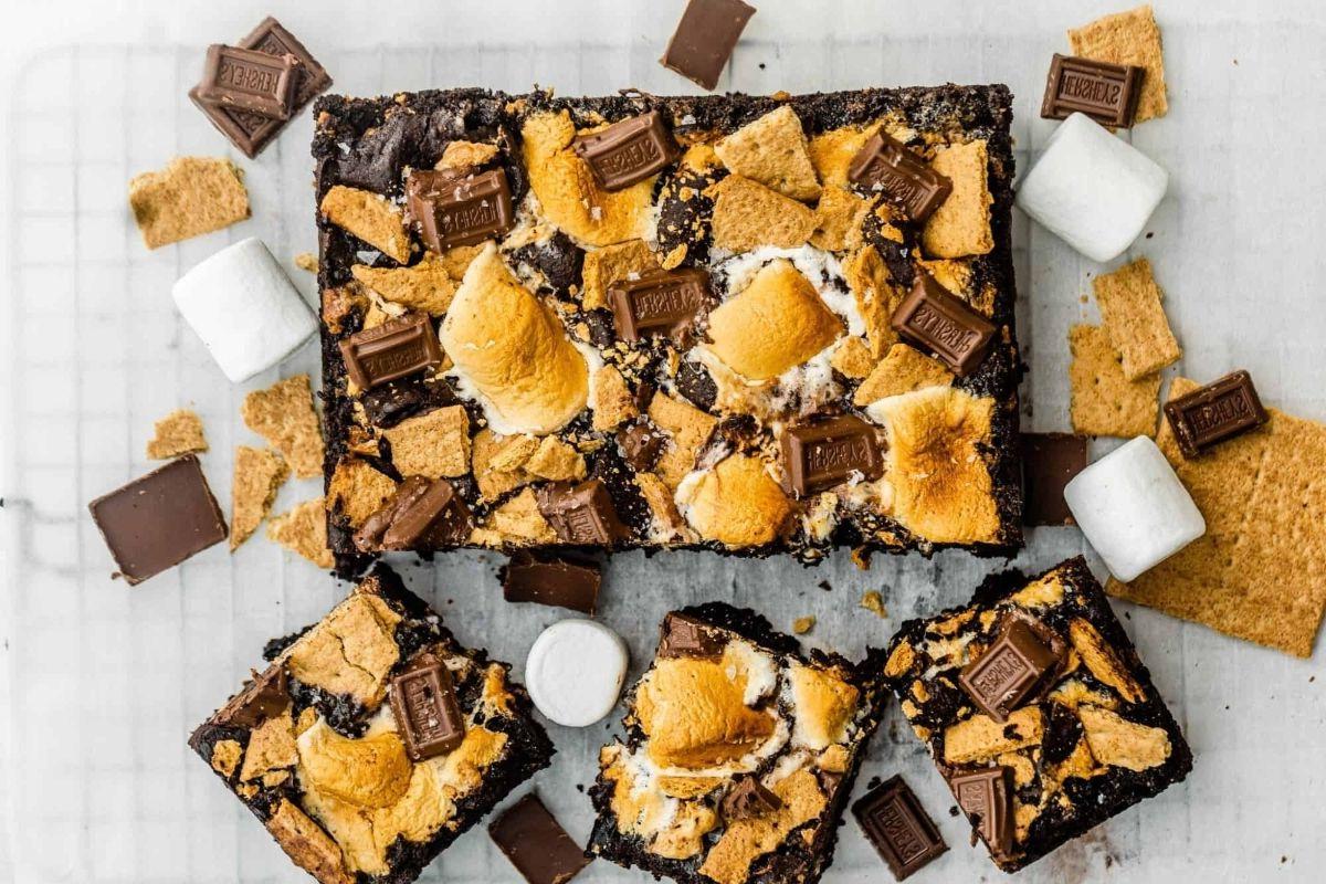 21 Λαχταριστές Συνταγές με σοκολάτα Hershey's Kiss 22 S'mores brownies με συνταγές Hershey Kiss.