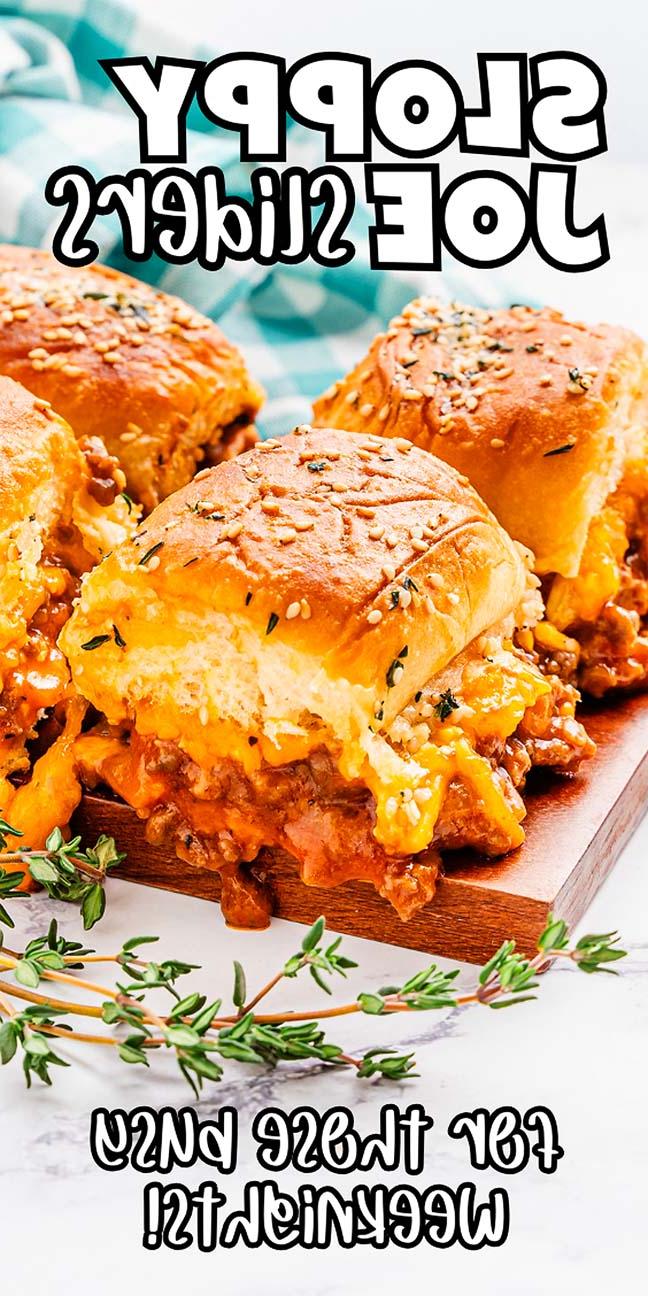 Σλόπι Τζο Μίνι Σάντουιτς 23 Κοντινό πλάνο Sloppy Joe sliders σε ξύλινη σανίδα. Τα sliders είναι γεμισμένα με κιμά σε πλούσια σάλτσα ντομάτας και έχουν ψωμάκια με σουσάμι από πάνω. Πράσινα μυρωδικά είναι σκορπισμένα τριγύρω. Κείμενο αναφέρει: "Sloppy Joe Sliders" και "Ιδανικά για τις πολυάσχολες καθημερινές!"