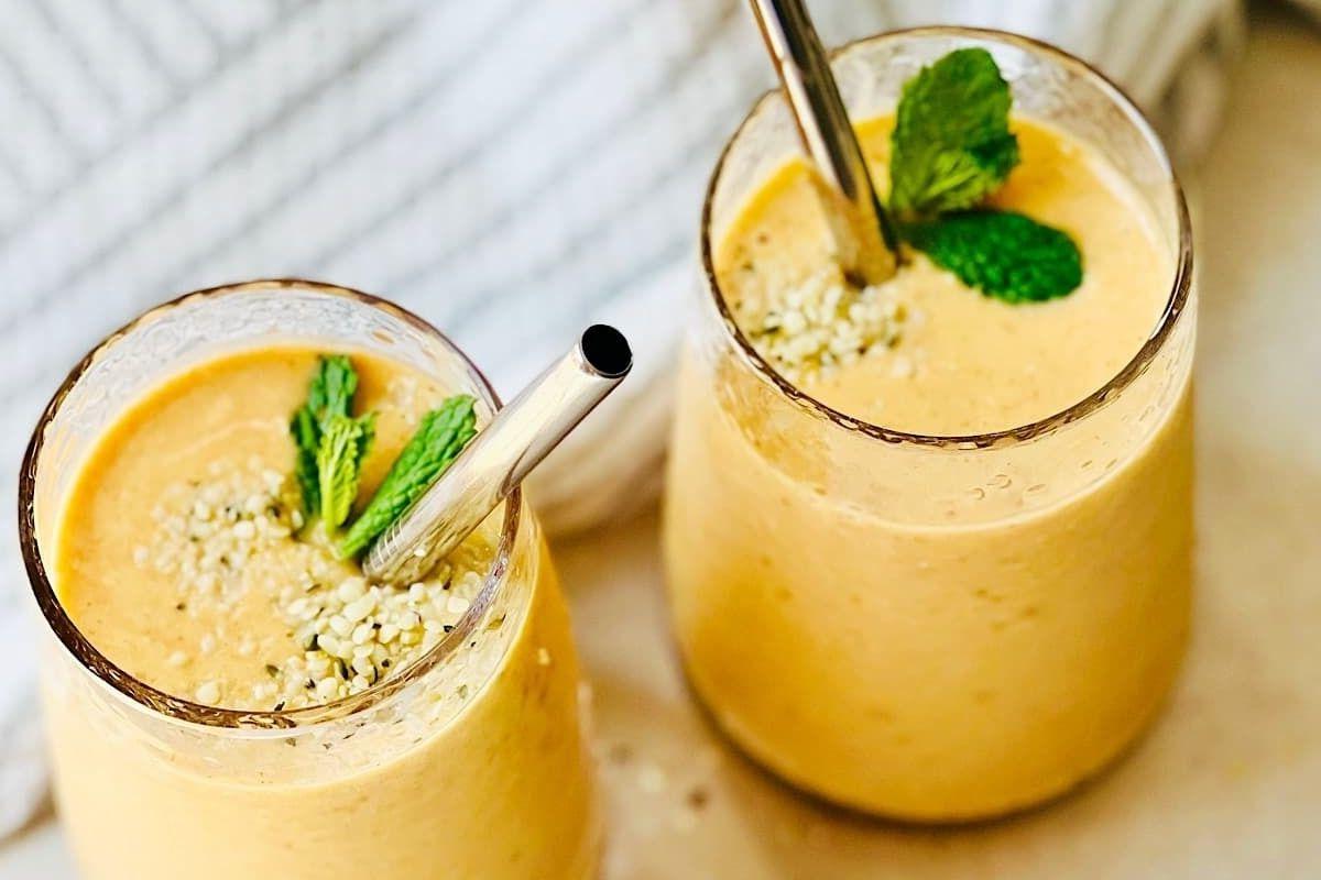 27 Εύκολες Συνταγές Smoothie για να Κάνουν την Ημέρα σας Καλύτερη 24 Δύο ποτήρια πορτοκαλί smoothie με φύλλα μέντας και συνταγές pinwheel.