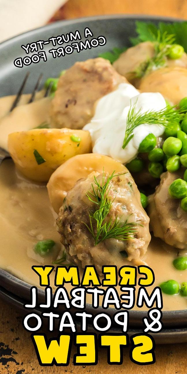 **Κρεμώδες Ραγού Κεφτέδων** 25 Ένα πιάτο με κρεμώδες ραγού κεφτεδάκια και πατάτες γαρνιρισμένο με φρέσκα βότανα και σερβιρισμένο με πράσινα μπιζέλια και μια κουταλιά ξινή κρέμα. Το κείμενο γράφει, "Ένα Απαραίτητο Φαγητό Άνεσης," υπογραμμίζοντας τις πλούσιες γεύσεις αυτού του κρεμώδους ραγού κεφτεδάκια.