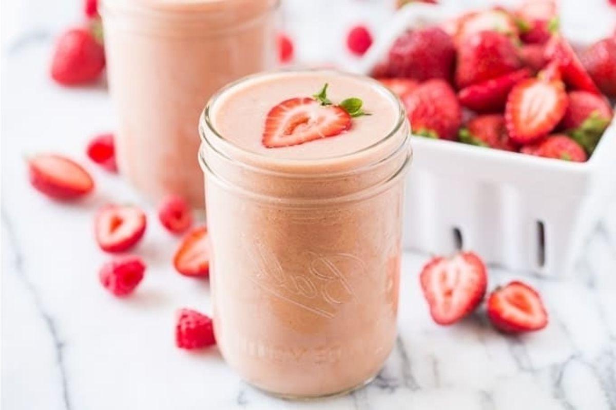 27 Εύκολες Συνταγές Smoothie για να Κάνουν την Ημέρα σας Καλύτερη 25 Δύο γυάλινα βάζα γεμάτα smoothies φυστικοβούτυρου και μαρμελάδας φράουλας.