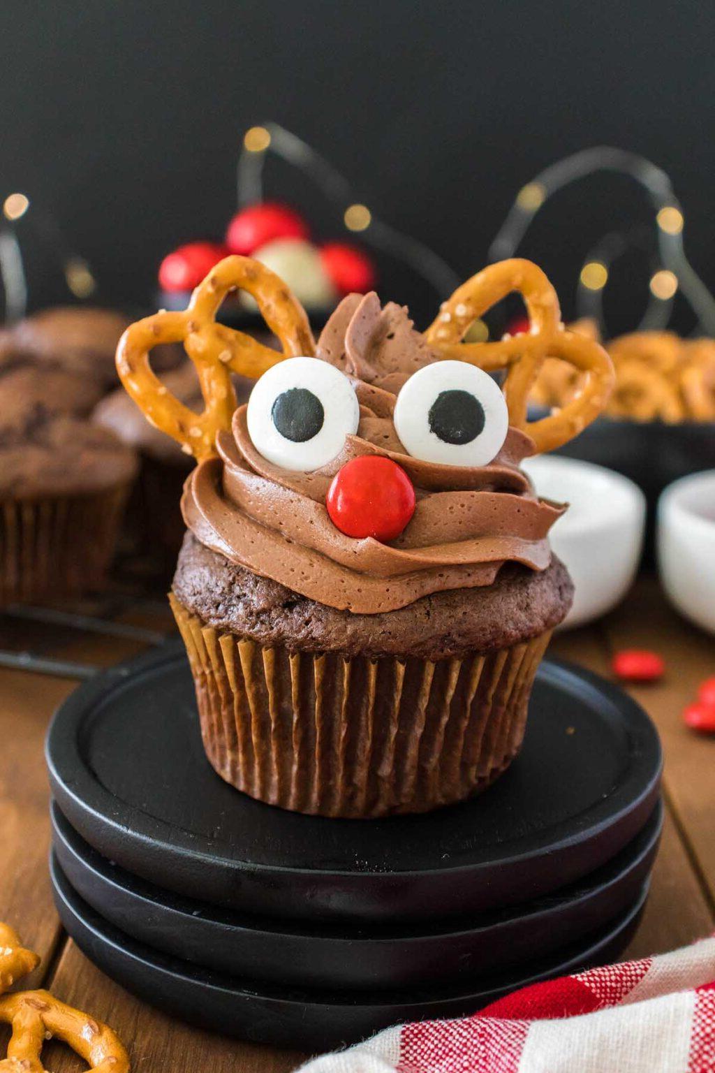 Εύκολα Καπκέικ Ταράνδου 25 Cupcakes Rudolf με πρέτσελ σε πιάτο.