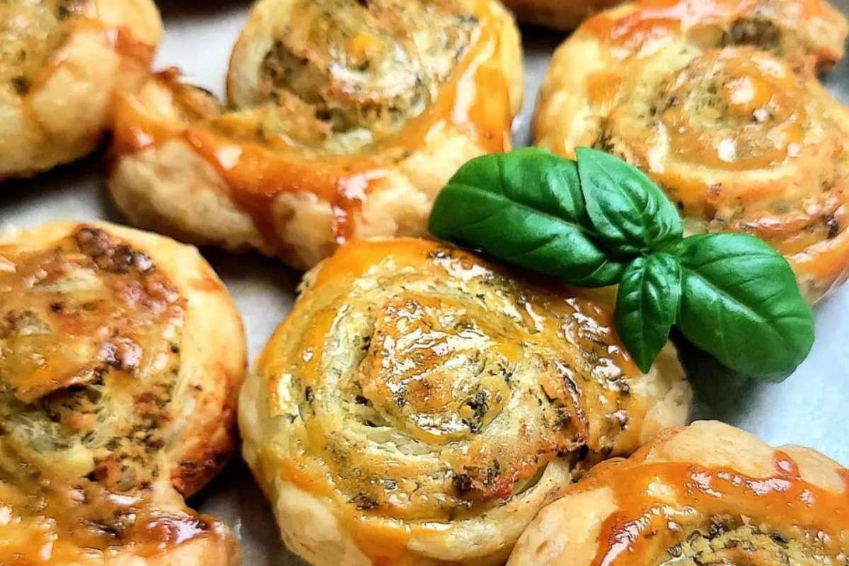 **Υπέροχες Μπουκιές: 34 Ακαταμάχητα Ιταλικά Ορεκτικά** 26 Ιταλικά τυρένια ψωμάκια σκόρδου με φύλλα βασιλικού σε ταψί, ιδανικά για ορεκτικά.