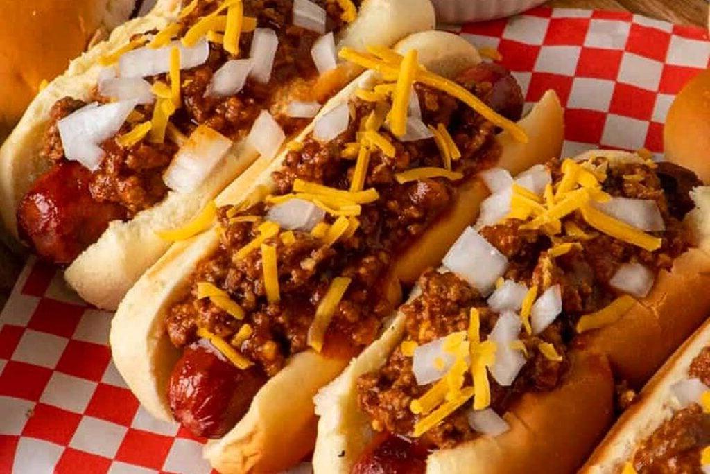 29 Απλές και Φθηνές Φοιτητικές Συνταγές 27 Hot dog με chili στην κορυφή.