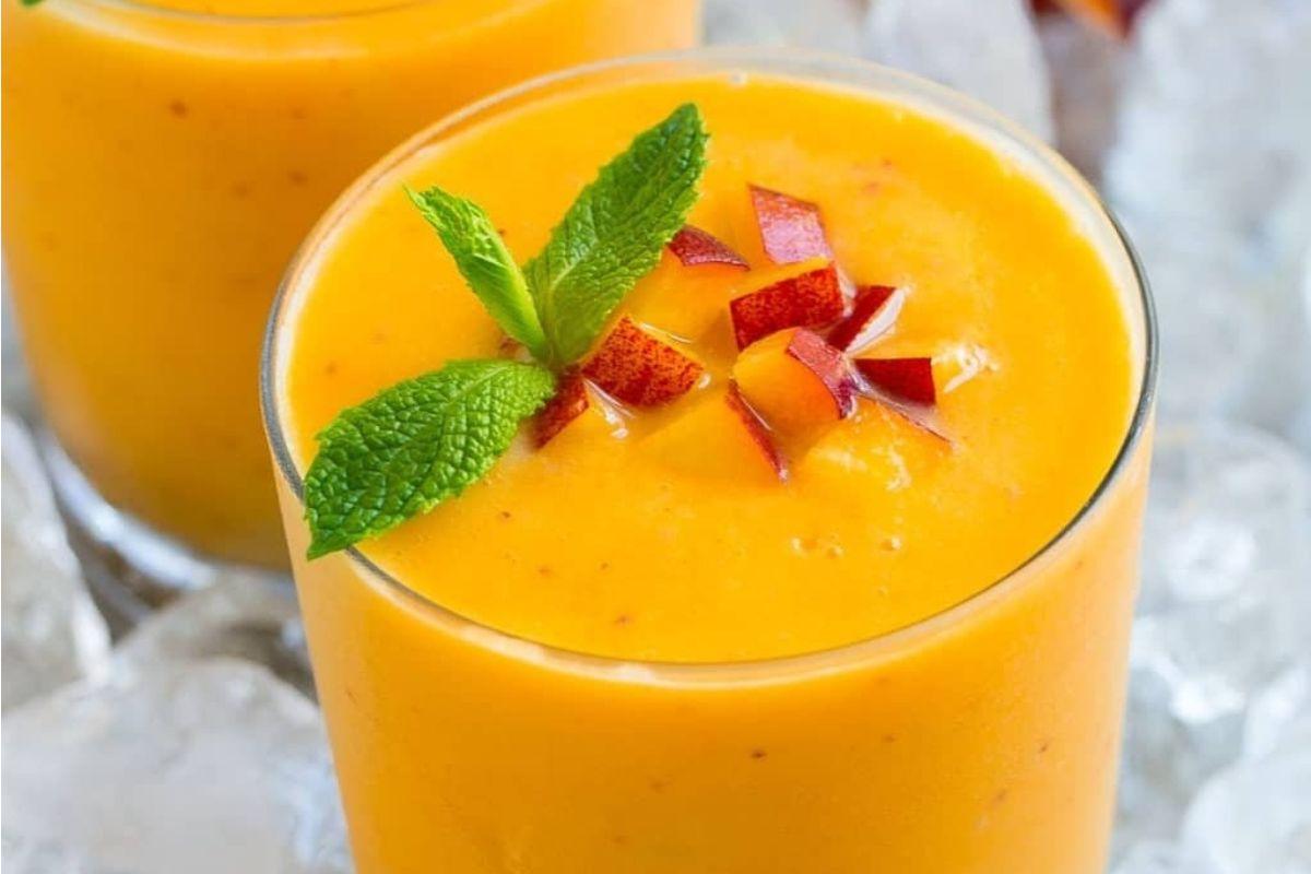 27 Εύκολες Συνταγές Smoothie για να Κάνουν την Ημέρα σας Καλύτερη 27 Δύο ποτήρια smoothie ροδάκινο με φύλλα μέντας και συνταγές pinwheel.