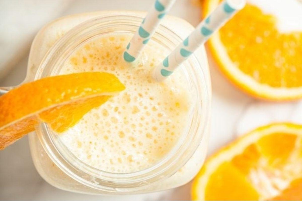 27 Εύκολες Συνταγές Smoothie για να Κάνουν την Ημέρα σας Καλύτερη 28 Ένα βάζο χυμού πορτοκαλιού με pinwheel και καλαμάκι.