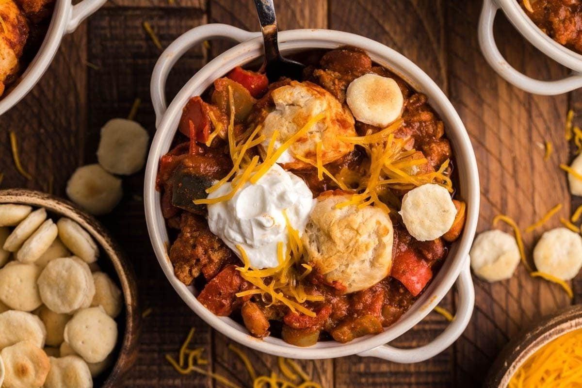 54 Πεντανόστιμες Συνταγές Πίλσμπερυ 29 Chili Γαλοπούλας One-Pot με Μπισκότα.