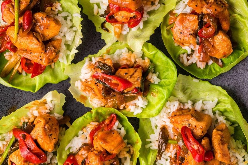 Εύκολο Δείπνο με Γουόκ: 18 Συνταγές Stir-Fry 4 Πικάντικο κοτόπουλο stir fry Gochujang σε φύλλα μαρουλιού.