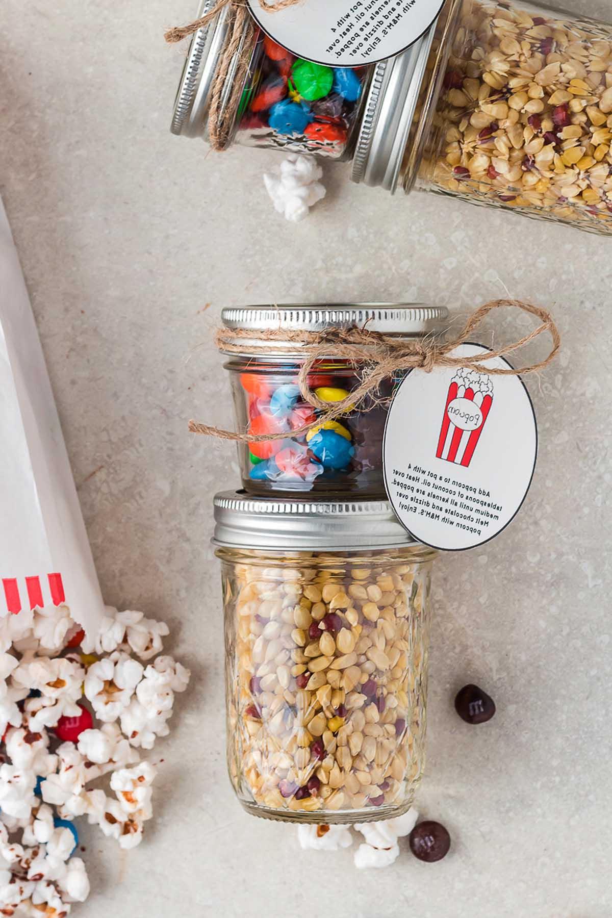 Ποπ κορν με M&M και Σοκολάτα – Σετ Δώρου DIY 4 Σπιτικό Σετ Δώρου Ποπ Κορν με ποπ κορν σε βάζο και ποπ κορν σε σακούλα.