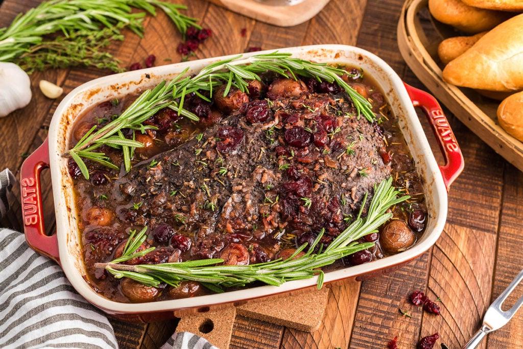 Μοσχαρίσιο brisket με κράνμπερι σε δίσκο.