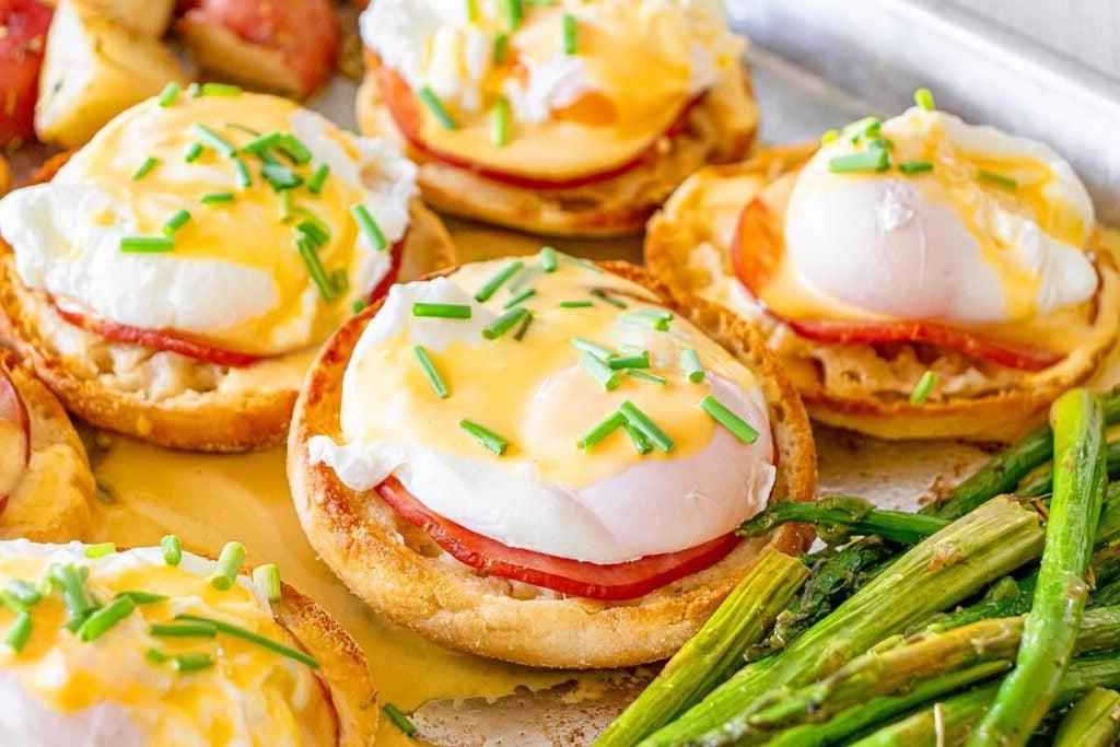Eggs Benedict φτιαγμένα σε ταψί.
