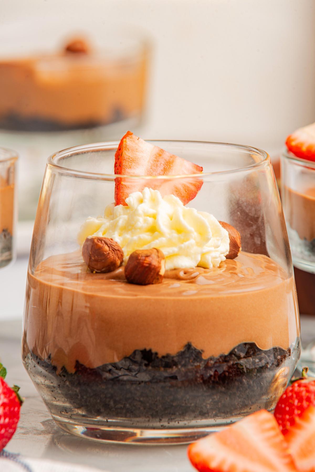 Νουτέλα Μους Κουπάκια 4 Υλικά για την μους Nutella, απλωμένα σε μια επιφάνεια