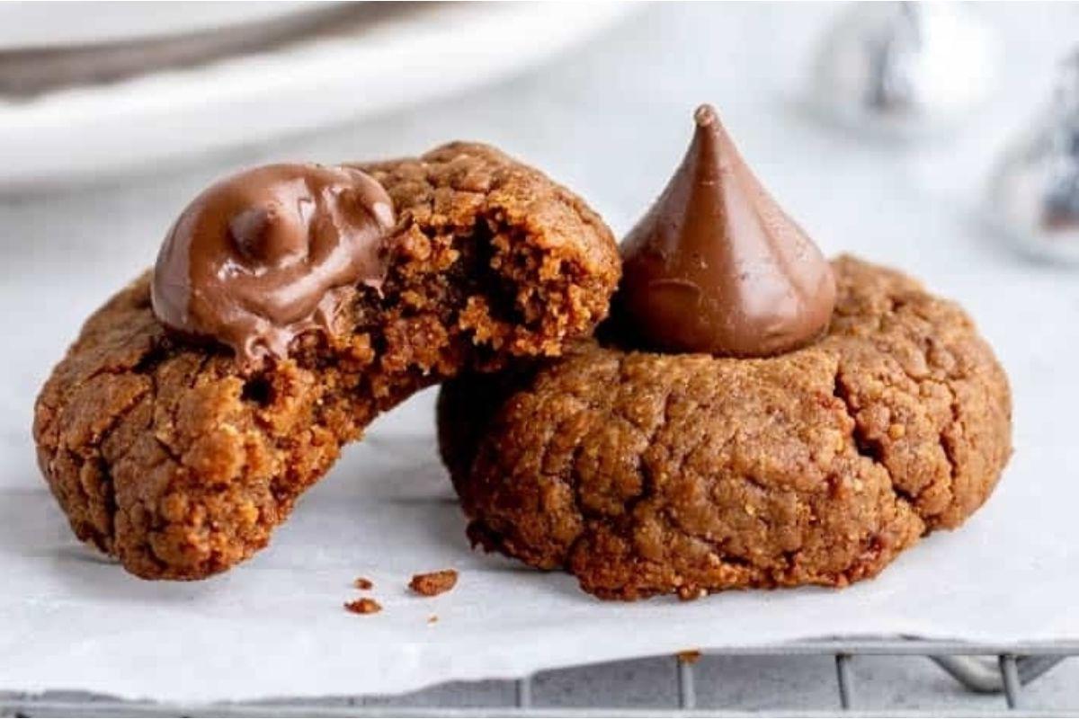 21 Λαχταριστές Συνταγές με σοκολάτα Hershey's Kiss 4 Δύο σοκολατένια μπισκότα με δαγκωνιά, ιδανικά για να απολαύσετε τις συνταγές Hershey Kiss.