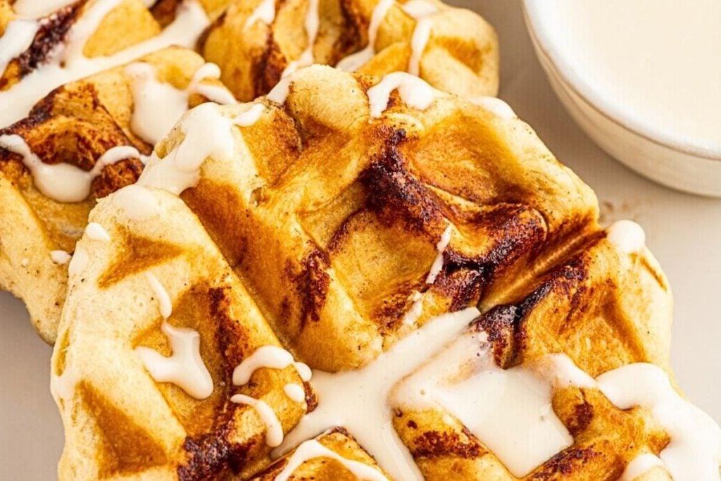 13 Νόστιμες Συνταγές για Ρολά Κανέλας Pillsbury που Πρέπει να Δοκιμάσετε Άμεσα 4 A plate of cinnamon rolls cooked in a waffle iron.