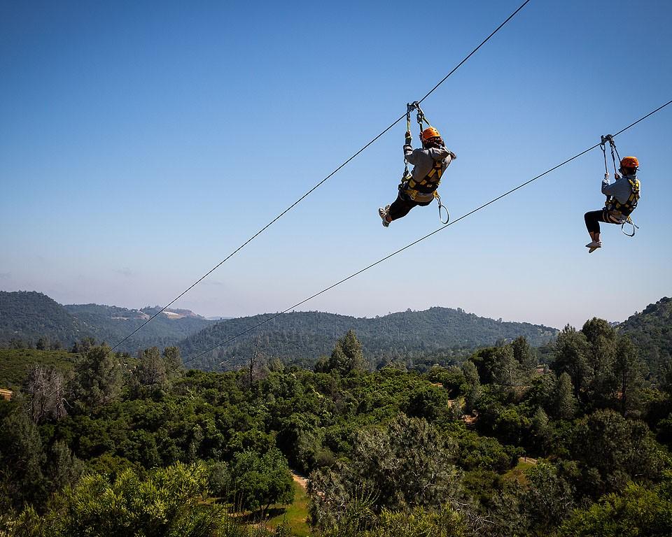 Καλιφόρνια Οδικό Ταξίδι – Χώρα του Χρυσού 37 Προετοιμασία για ziplining στο Moaning Cavern Adventure Park.