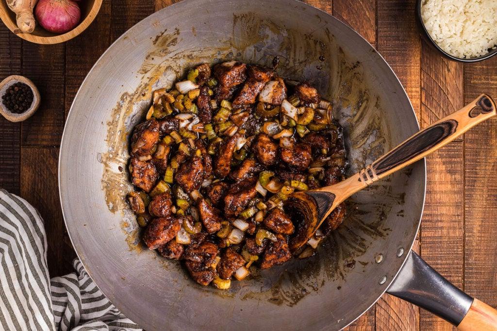 Εύκολο Δείπνο με Γουόκ: 18 Συνταγές Stir-Fry 5 Τηγάνισμα κοτόπουλου με μαύρο πιπέρι σε wok.