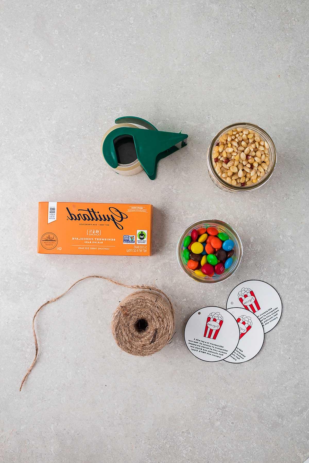 Ποπ κορν με M&M και Σοκολάτα – Σετ Δώρου DIY 5 Ένα κουτί DIY κιτ δώρου ποπ κορν σε βάζο mason που περιέχει σπάγκο και περιτύλιγμα καραμέλας.