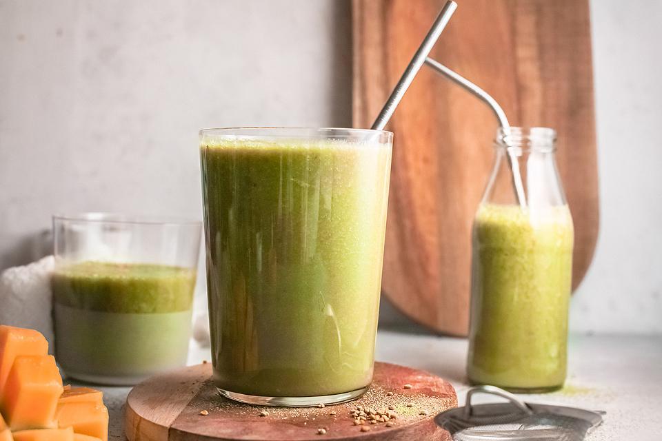 27 Εύκολες Συνταγές Smoothie για να Κάνουν την Ημέρα σας Καλύτερη 5 Smoothie με μάνγκο, μπανάνα και μάτσα σε ποτήρι.