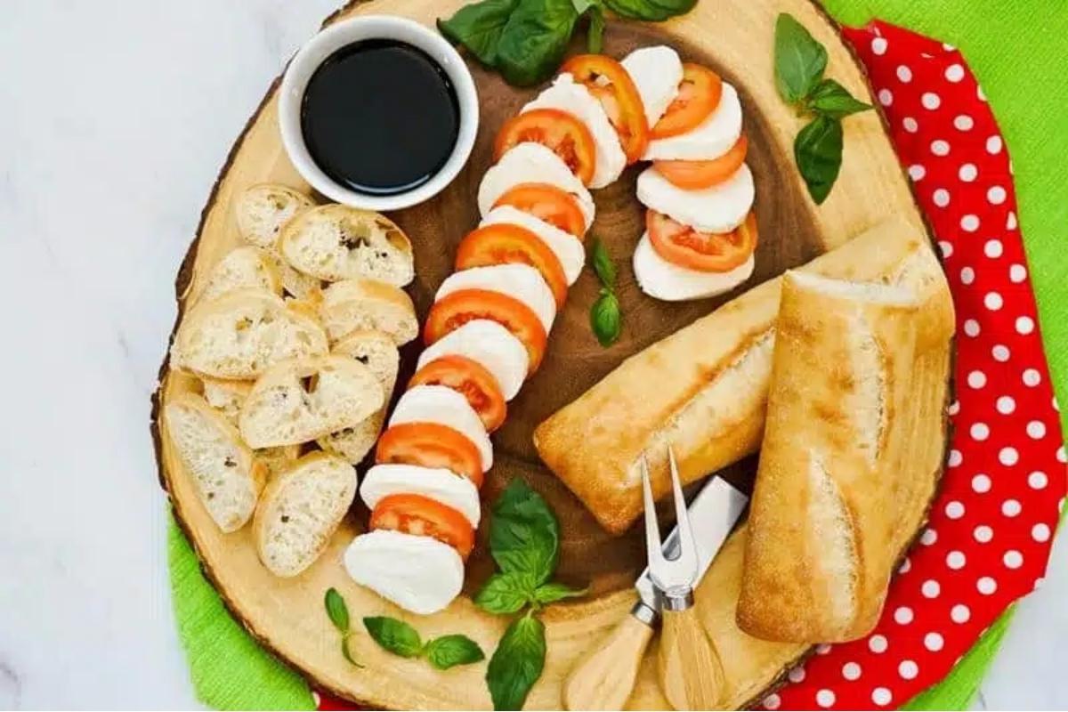 67 Εύκολα Χριστουγεννιάτικα Ορεκτικά για Πάρτι που θα Λατρέψουν Όλοι 44 Ένα πιάτο με τυρί, ντομάτες και ψωμί.