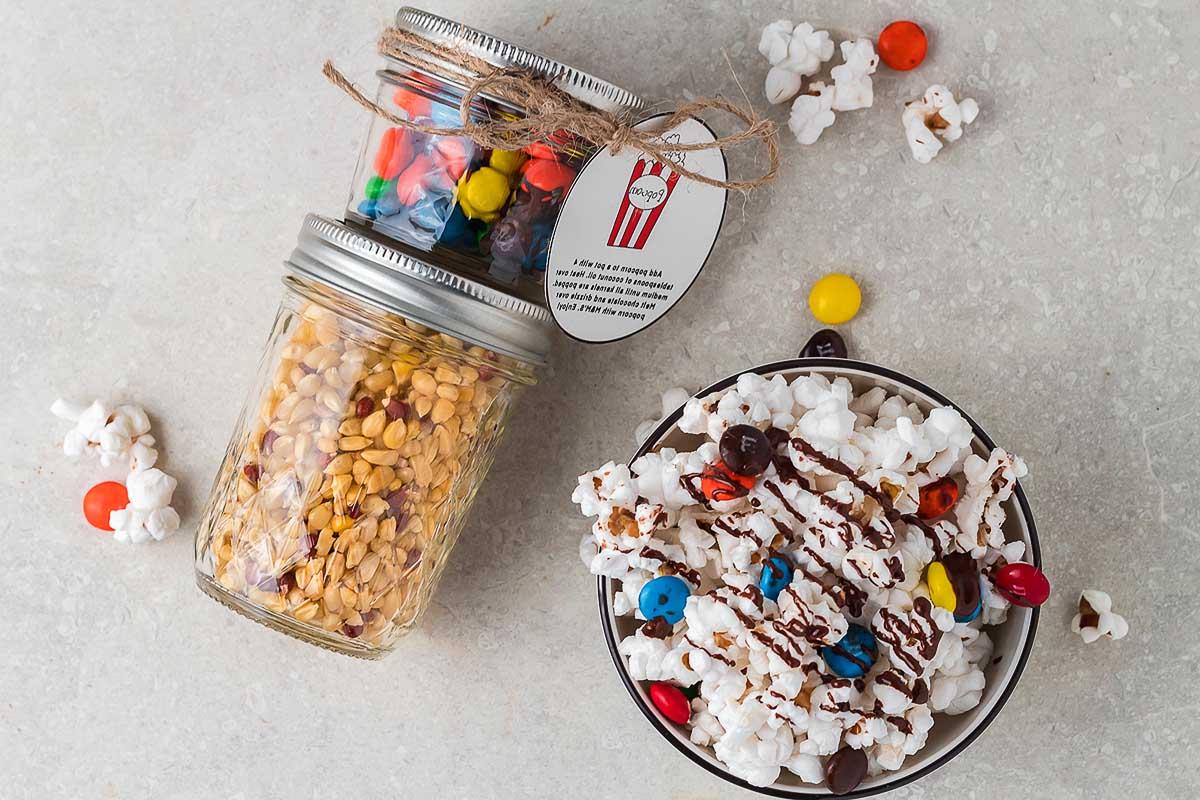 Ποπ κορν με M&M και Σοκολάτα – Σετ Δώρου DIY 6 Κιτ δώρου ποπ κορν με M&M's σε βάζο.