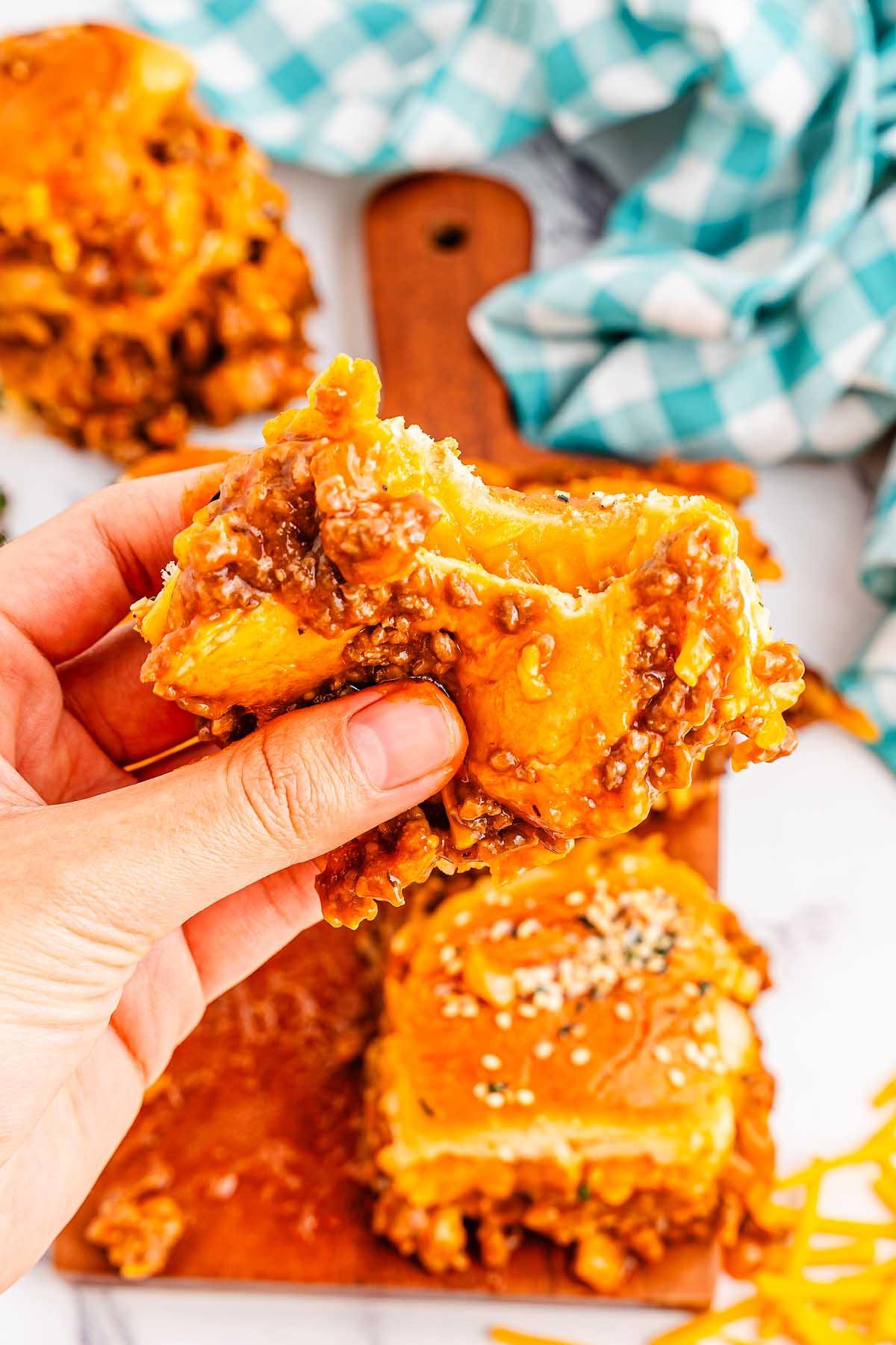 Σλόπι Τζο Μίνι Σάντουιτς 6 Χέρι που κρατά ένα slider Sloppy Joe.
