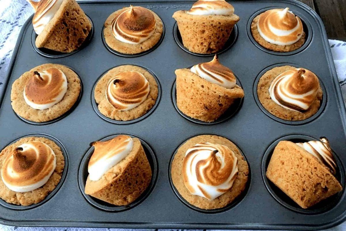 21 Λαχταριστές Συνταγές με σοκολάτα Hershey's Kiss 6 Meringue cupcakes φτιαγμένα σε φόρμα για muffins χρησιμοποιώντας συνταγές Hershey Kiss.