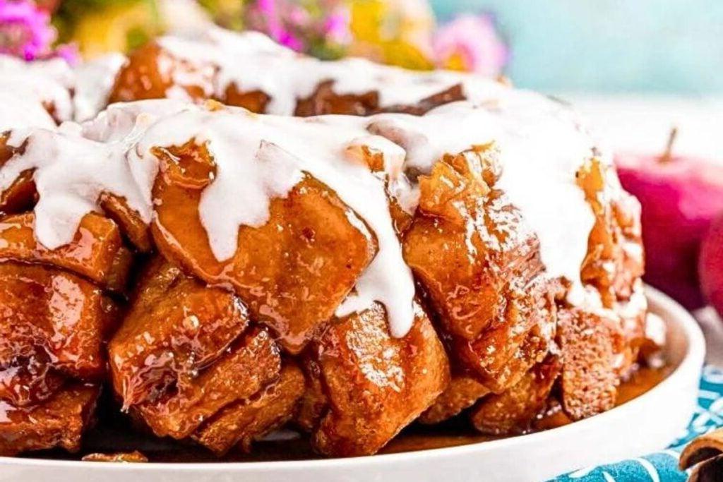 13 Νόστιμες Συνταγές για Ρολά Κανέλας Pillsbury που Πρέπει να Δοκιμάσετε Άμεσα 6 A bundt cake of moneky bread with plenty of apples and spices.