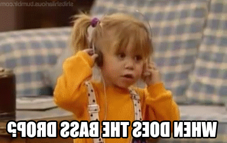 Καλοκαιρινή λίστα επιθυμιών 6 Άνθρωποι που χορεύουν σε ένα μουσικό φεστιβάλ ή συναυλία, με φώτα σκηνής στο παρασκήνιο.