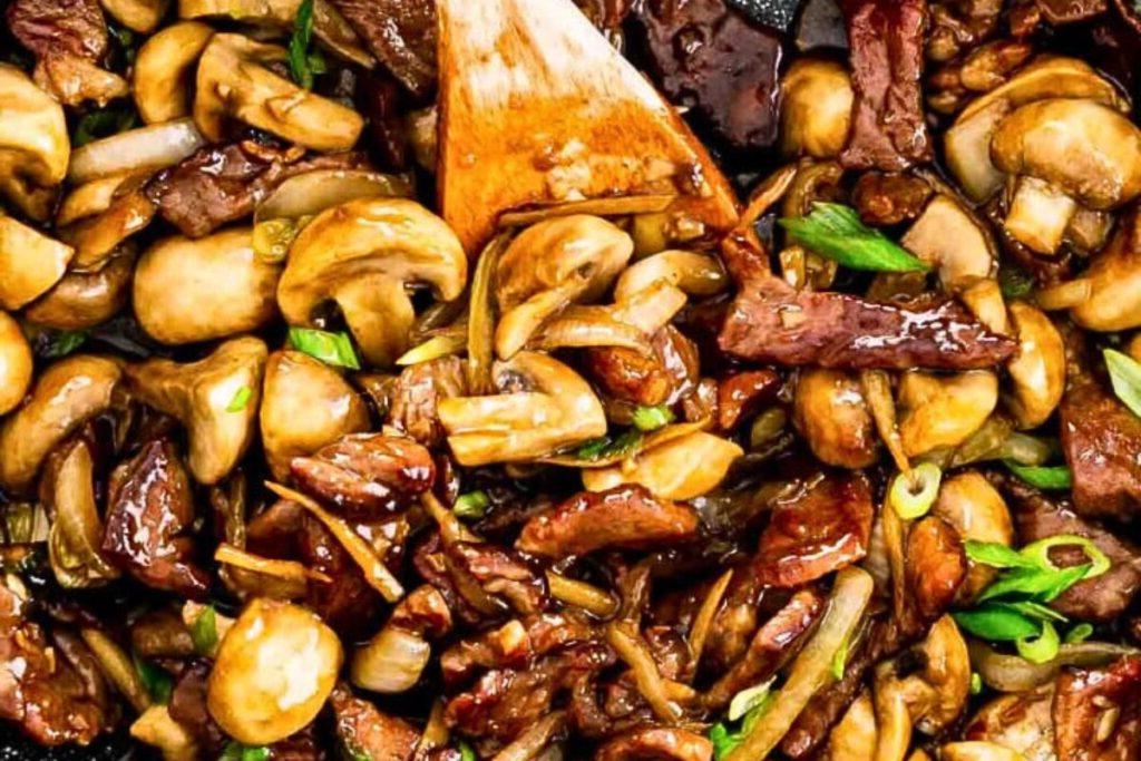 Εύκολο Δείπνο με Γουόκ: 18 Συνταγές Stir-Fry 7 Μοσχάρι και μανιτάρια stir fry σε τηγάνι.