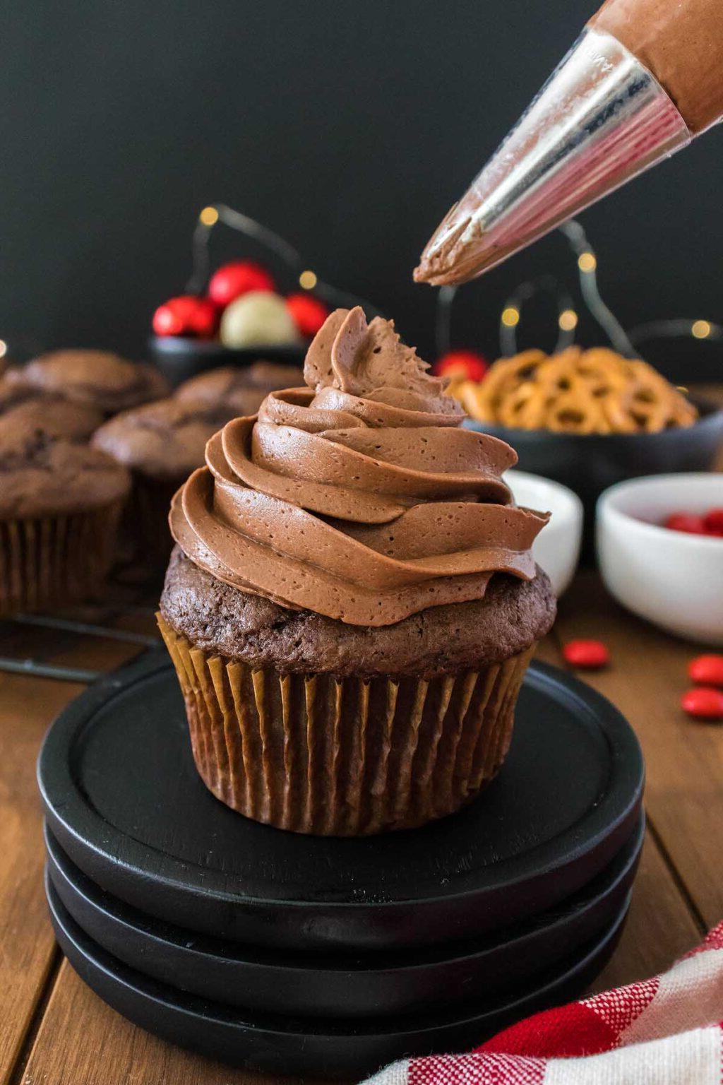 Εύκολα Καπκέικ Ταράνδου 7 Ένα cupcake ταράνδου γλασάρεται με γλάσο σοκολάτας.