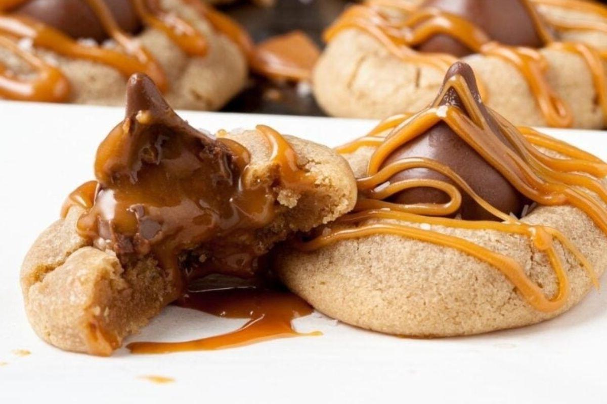 21 Λαχταριστές Συνταγές με σοκολάτα Hershey's Kiss 7 Μπισκότα καραμέλας φυστικοβούτυρου με δαγκωνιά, φτιαγμένα με συνταγές Hershey Kiss.