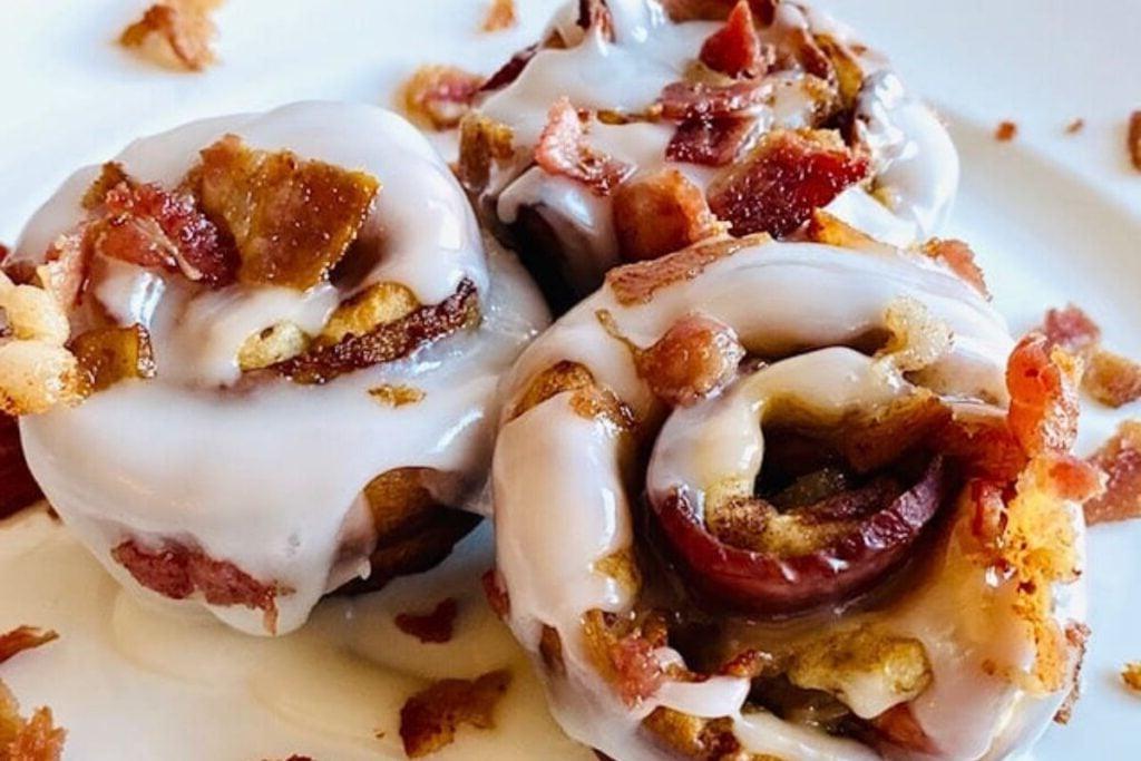 13 Νόστιμες Συνταγές για Ρολά Κανέλας Pillsbury που Πρέπει να Δοκιμάσετε Άμεσα 7 Three bacon cinnamon rolls on a plate.