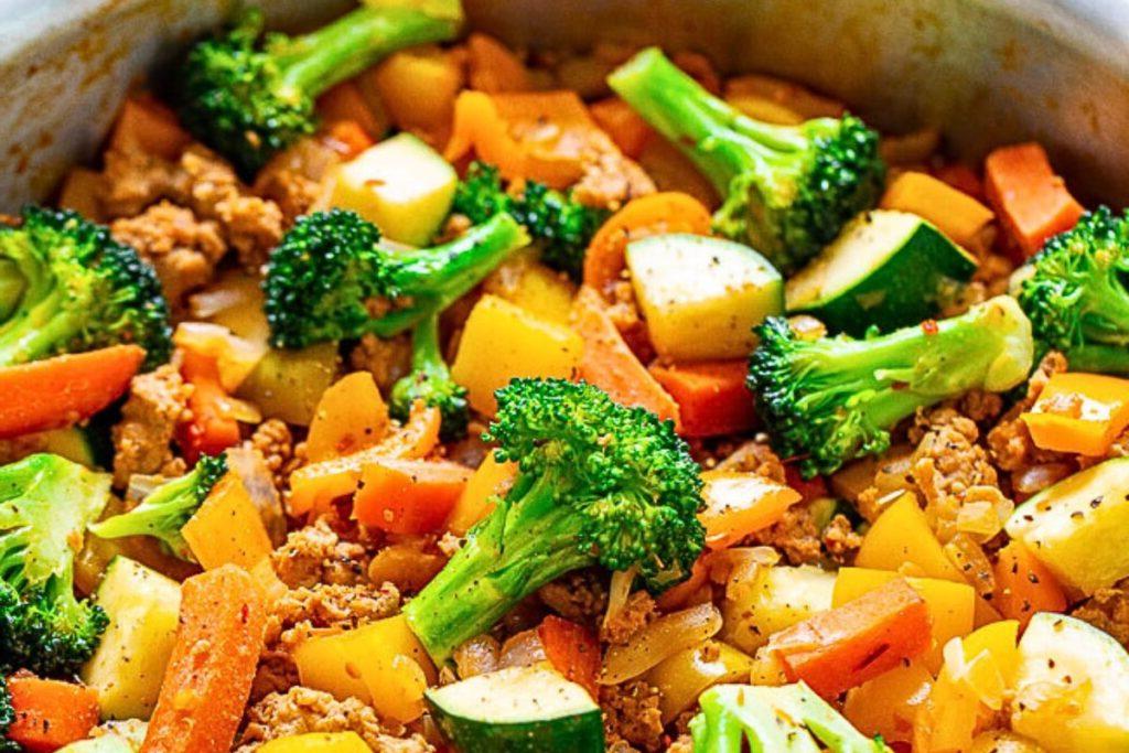 Εύκολο Δείπνο με Γουόκ: 18 Συνταγές Stir-Fry 8 Ένα μπολ με stir fry γαλοπούλας και λαχανικών.