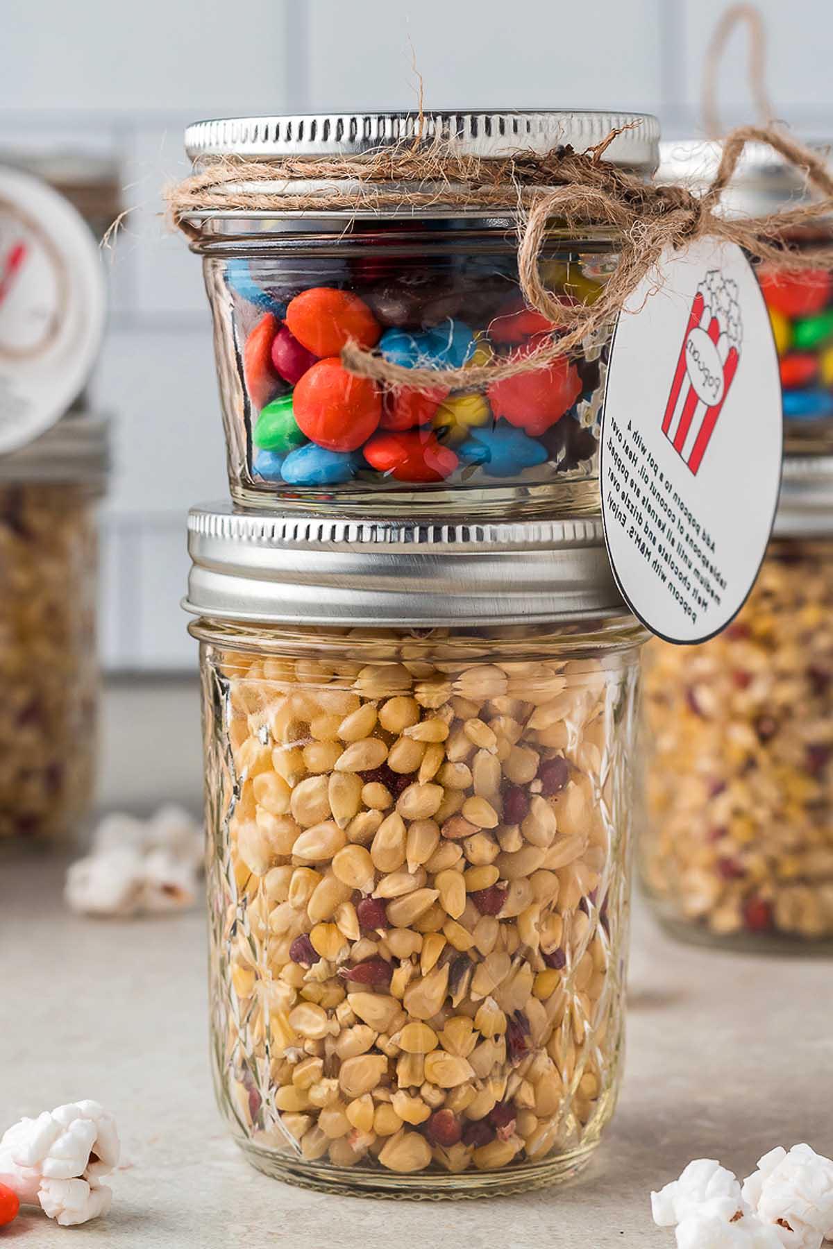 Ποπ κορν με M&M και Σοκολάτα – Σετ Δώρου DIY 8 Σπιτικό σετ δώρου ποπ κορν σε βάζα mason με καραμέλες.