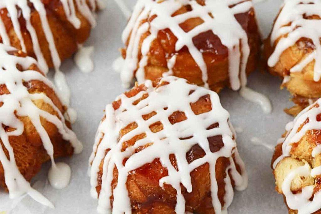 13 Νόστιμες Συνταγές για Ρολά Κανέλας Pillsbury που Πρέπει να Δοκιμάσετε Άμεσα 8 A plate of muffins made of cinnamon roll dough.