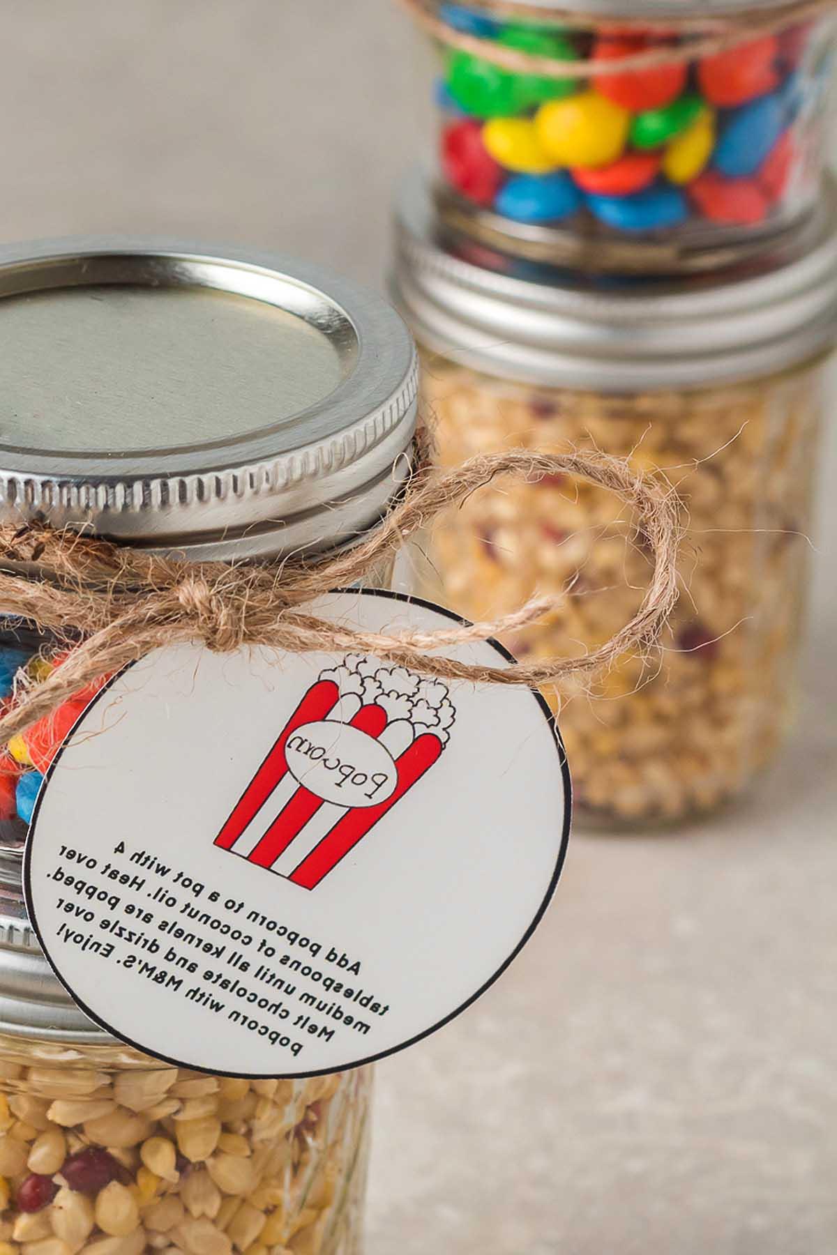 Ποπ κορν με M&M και Σοκολάτα – Σετ Δώρου DIY 9 Μια εύκολη ιδέα δώρου DIY ποπ κορν, με ένα βάζο γεμάτο ποπ κορν και καραμέλες.