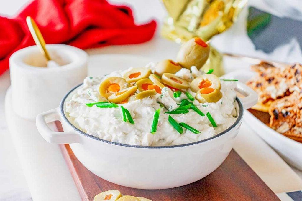 Ένα μπολ με dip ελιάς.