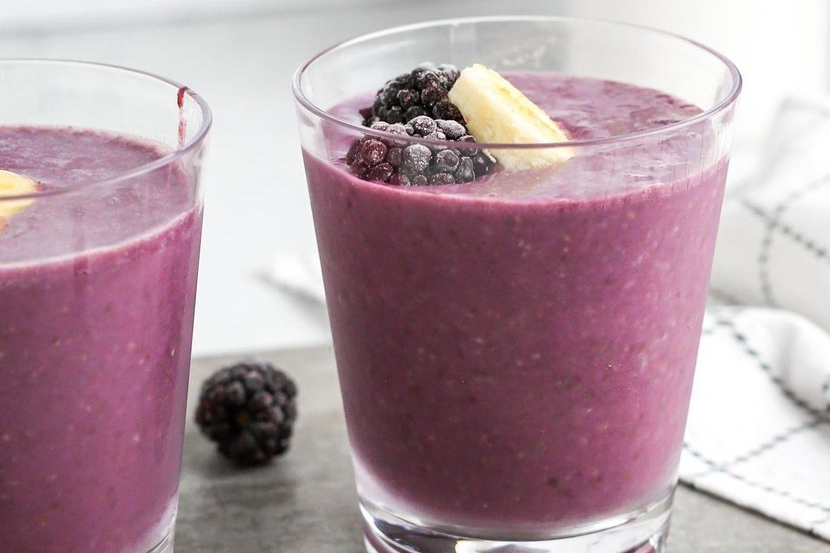 27 Εύκολες Συνταγές Smoothie για να Κάνουν την Ημέρα σας Καλύτερη 9 Δύο ποτήρια smoothie με βατόμουρα, μπανάνες, εμπνευσμένα από συνταγές pinwheel.