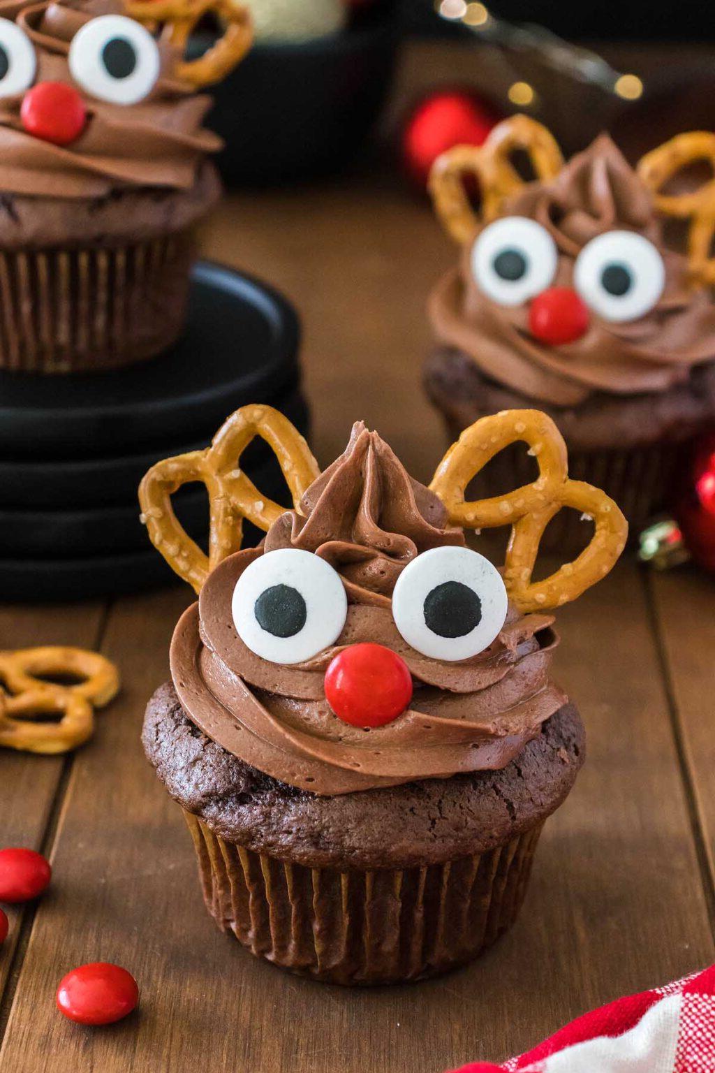 Εύκολα Καπκέικ Ταράνδου 9 Cupcakes ταράνδου με πρέτσελ στην κορυφή.