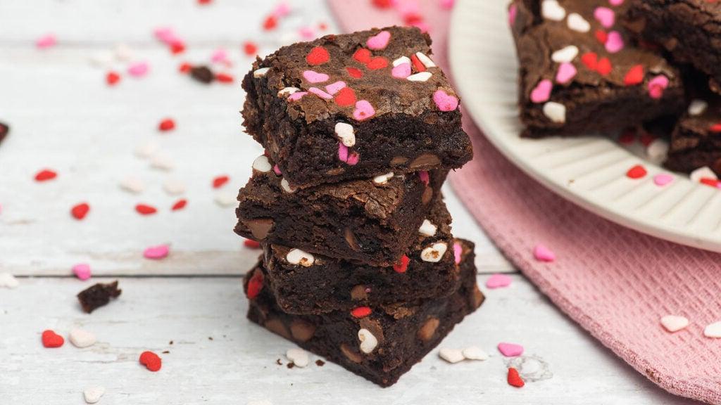 Η food blogger, Bella Bucchiotti του xoxoBella, μοιράζεται μια συνταγή για μαστιχωτά σοκολατένια μπράουνις για την Ημέρα του Αγίου Βαλεντίνου, με τρούφα σε σχήμα καρδιάς.