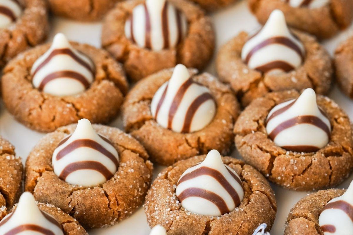 21 Λαχταριστές Συνταγές με σοκολάτα Hershey's Kiss 9 Μπισκότα φυστικοβούτυρου με λευκό γλάσο σοκολάτας, ιδανικά για συνταγές Hershey Kiss.