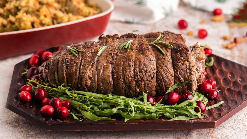 Ένα flank steak τυλιγμένο με κράνμπερι και κρέμα τυρί.