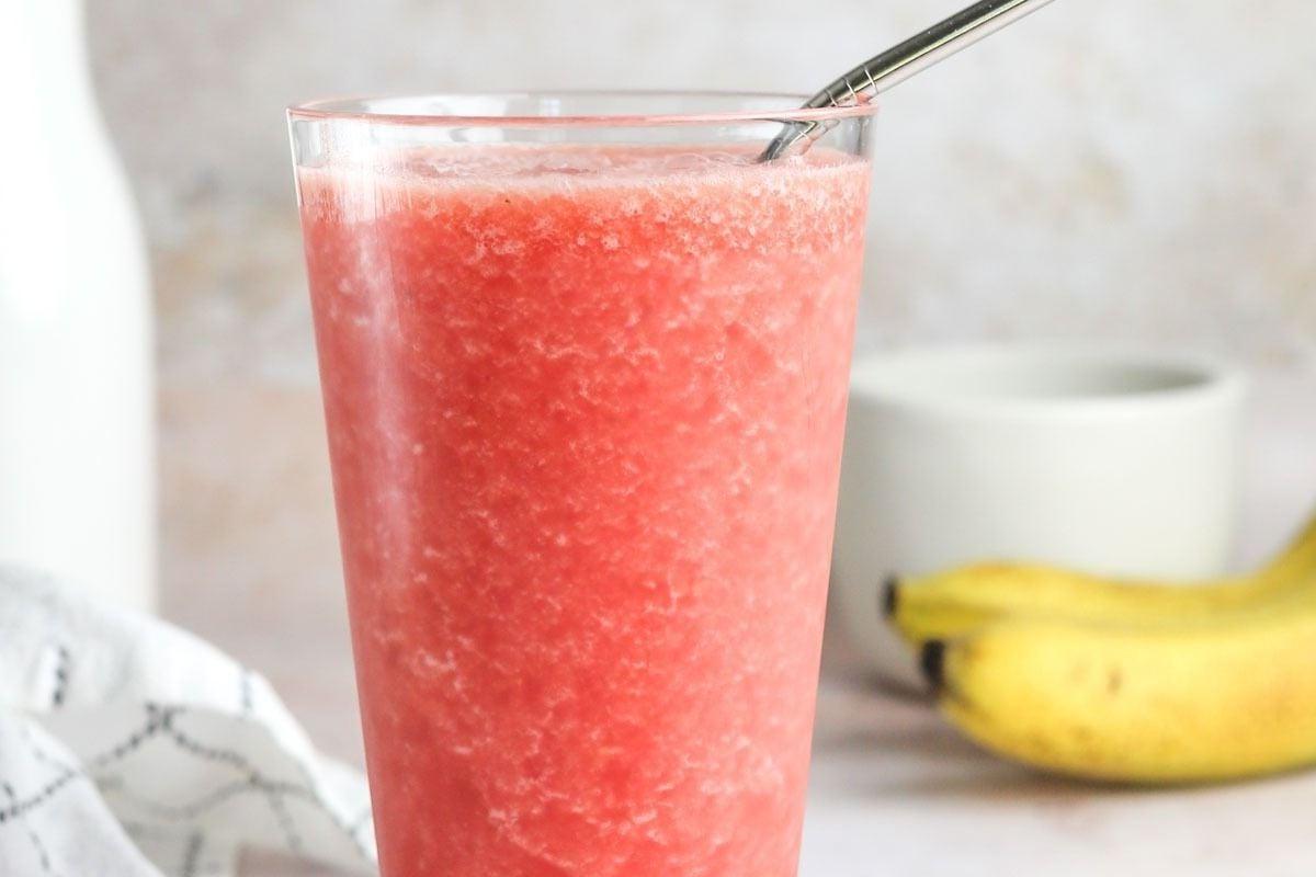 27 Εύκολες Συνταγές Smoothie για να Κάνουν την Ημέρα σας Καλύτερη 10 Ένα ποτήρι smoothie καρπουζιού με καλαμάκι, μπανάνες και συνταγές pinwheel.